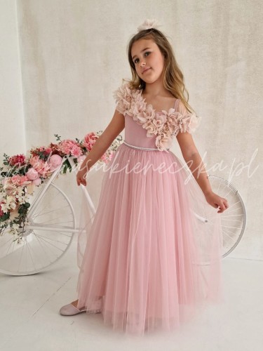 rozowa-sukienka-asymetryczna-ze-srebrnym-paskiem-i-ozdobna-spinka-do-wlosow