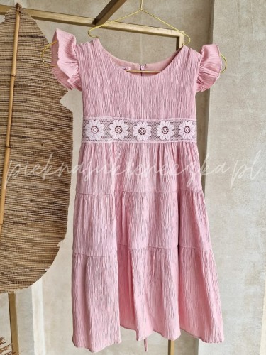 rozowa-sukienka-z-haftami-i-motylkowymi-rekawkami