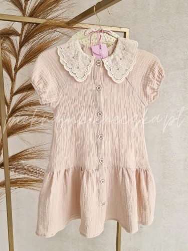 bezowa-sukienka-bawelniana-z-haftowanym-kolnierzykiem-i-kapeluszem-w-zestawie