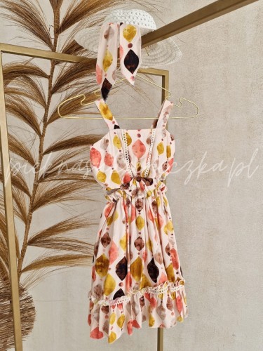 kolorowa-sukienka-z-wycieciami-w-pasie-i-kapeluszem-w-zestawie