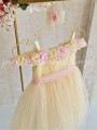zolto-rozowa-sukienka-tiulowa-przyozdobiona-tiulowymi-kwiatami