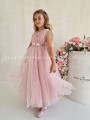 rozowa-sukienka-tiulowa-z-ozdobna-spinka-do-wlosow