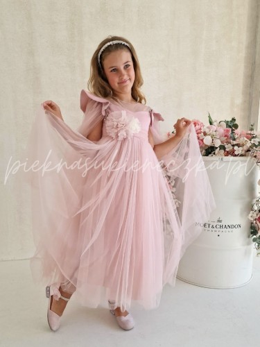 rozowa-sukienka-tiulowa-z-ozdobnymi-rekawkami-i-opaska