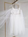 biala sukienka ze zwiewnym tiulem na ramionach