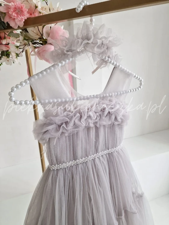 szara sukienka tiulowa z ozdobna gora i opaska