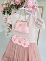 rozowa sukienka tiulowa z elegancka torebka
