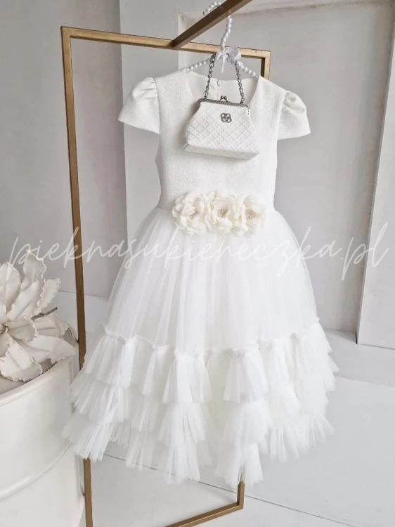 biala sukienka tiulowa z elegancka torebka