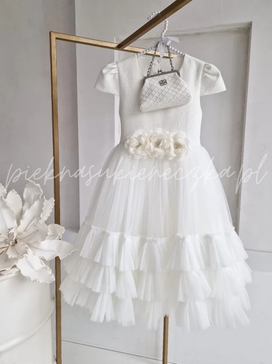 biala sukienka tiulowa z elegancka torebka