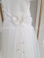 biala sukienka tiulowa z kwiatami 3d i spinka do wlosow