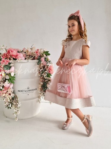 rozowa sukienka tiulowa z rekawkiem i elegancka torebka