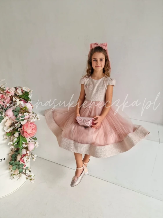 rozowa sukienka tiulowa z rekawkiem i elegancka torebka