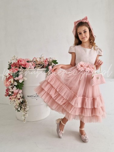 rozowa sukienka tiulowa z elegancka torebka