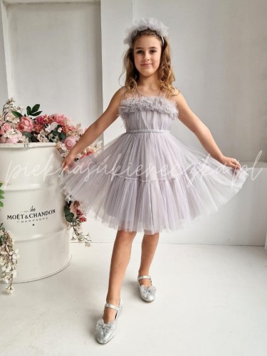 szara sukienka tiulowa z ozdobna gora i opaska