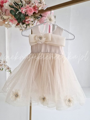 zlota sukienka tiulowa z ozdobna spinka do wlosow