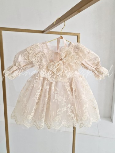 bezowa sukienka koronkowa do chrztu z falbanka