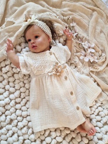 bezowa-sukienka-dla-dziewczynki-z-haftowanym-kolnierzykiem-i-opaska