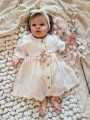 bezowa-sukienka-dla-dziewczynki-z-haftowanym-kolnierzykiem-i-opaska