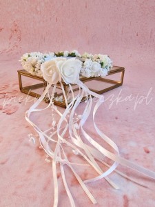 Wianek komunijny z białymi różami i ryżykiem 