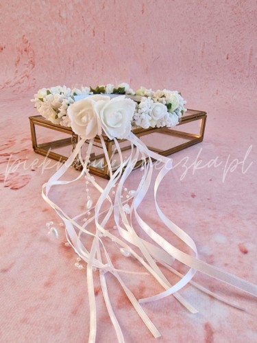 wianek komunijny z rozami i ryzykiem