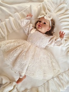 Rina- beżowa sukienka koronkowa do chrztu z opaską, bucikami i rajstopami