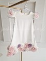 biala sukienka z kolorowymi kwiatkami