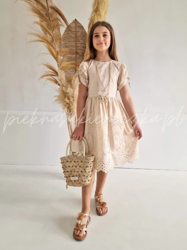 bezowa sukienka azurowa z naszyjnkiem