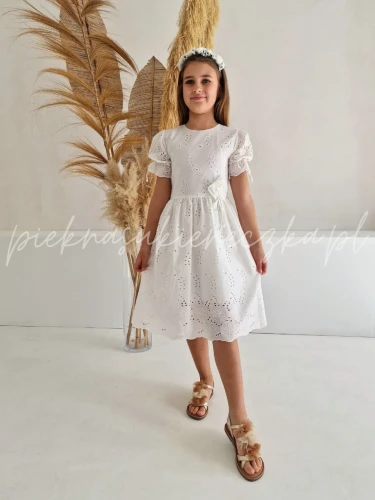 biala sukienka azurowa z ozdobnymi rekawkami