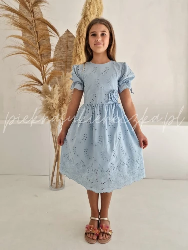 blekitna sukienka azurowa z ozdobnymi rekawkami