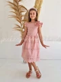 rozowa sukienka azurowa z motylkowym rekawkiem