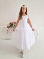 biala sukienka komunijna z ozdobnymi haftami
