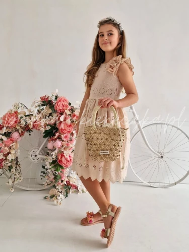 bezowa sukienka azurowa z motylkowym rekawkiem