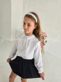biala bluzka z dlugimi ozdobnymi rekawami