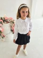 biala bluzka z dlugimi ozdobnymi rekawami