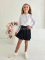biala bluzka z dlugimi ozdobnymi rekawami