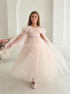 Amoria- sukienka z tiulowymi, zwiewnymi rękawkami pudrowy róż