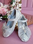 Balerinki srebrne z tiulową kokardą na ozdobnym obcasie