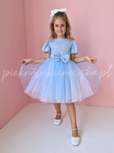 niebieska-sukienka-brokatowa-z-kokarda-i-bufiastymi-rekawkami