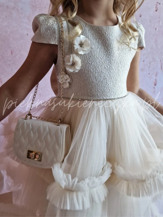 zlota-sukienka-z-rekawkiem-i-elegancka-torebka