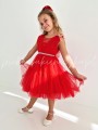 czerwona-sukienka-tiulowa-przyozdobiona-perelkami-z-opaska