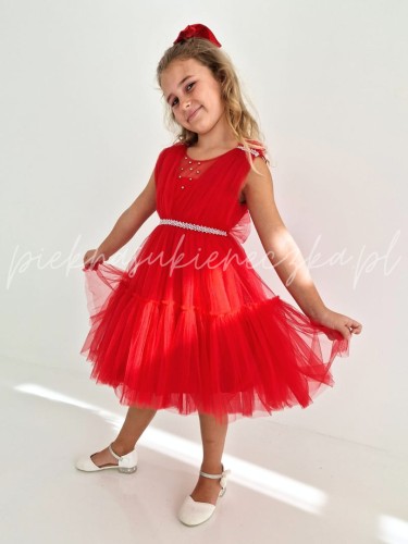 czerwona-sukienka-tiulowa-przyozdobiona-perelkami-z-opaska