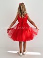 czerwona-sukienka-tiulowa-przyozdobiona-perelkami-z-opaska