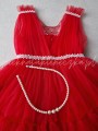 czerwona-sukienka-tiulowa-przyozdobiona-perelkami-z-opaska