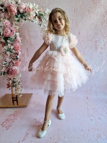 rozowa-sukienka-tiulowa-z-falbankami