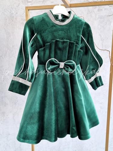 zielona sukienka welurowa z dlugim rekawem przyozdobiona cyrkoniami