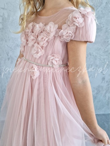 rozowa-sukienka-tiulowa-z-krotkim-rekawkiem-i-opaska