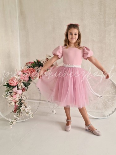 rozowa-sukienka-tiulowa-z-bufiastymi-rekawami