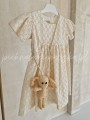 bezowa-sukienka-z-bawelny-haftowanej-z-bezowym-plaszczykiem-i-zajaczkiem