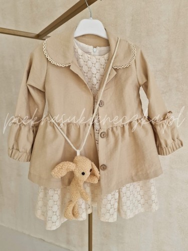 bezowa-sukienka-z-bawelny-haftowanej-z-bezowym-plaszczykiem-i-zajaczkiem