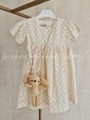 bezowa-sukienka-z-bawelny-haftowanej-z-bezowym-plaszczykiem-i-zajaczkiem