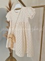bezowa-sukienka-z-bawelny-haftowanej-z-bezowym-plaszczykiem-i-zajaczkiem